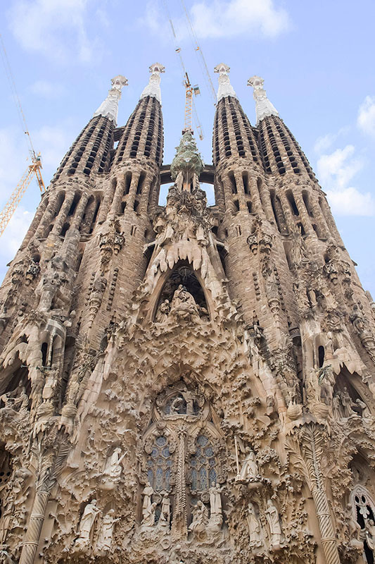 complete la sagrada familia